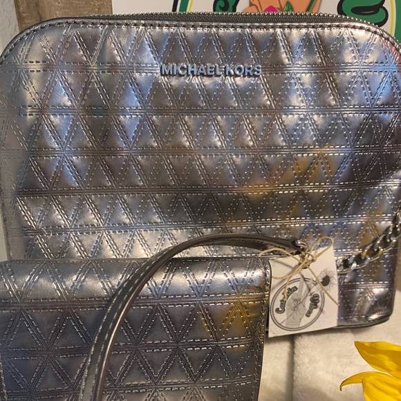 Michale Kors~ Pre Loved Domed crossbody and wallet - Picture 2 of 3